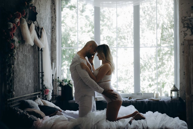 Zaľúbený muž a žena v posteli