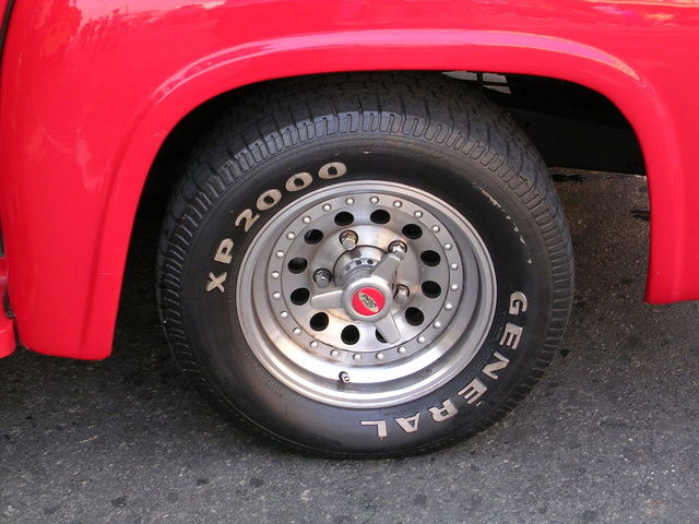 Čierna pneumatika na červenom aute